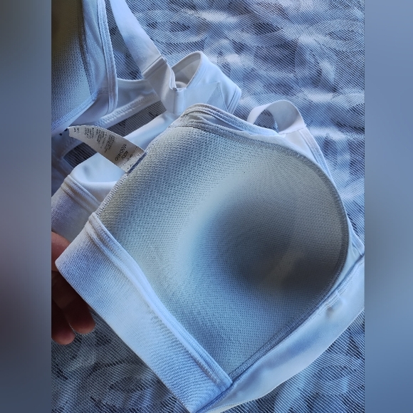 Under Armour sport bra 40D white zip front wire free molded cups adjustabe - Picture 8 of 11